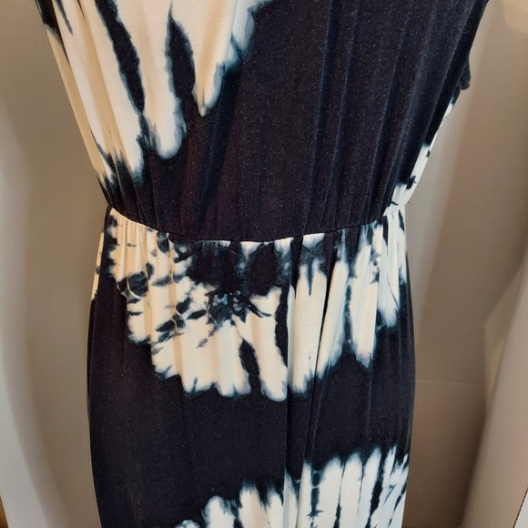 Chelsea & Theodore Blue and White V Neck Sleeveless - Picture 5 of 7